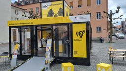 Ein gelber Infostand einer Bundesbehörde auf dem Augsburger Mortizplatz | Bild:BR/Christian Michael Hammer
