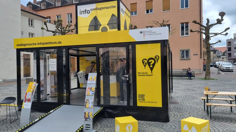 Ein gelber Infostand einer Bundesbehörde auf dem Augsburger Mortizplatz | Bild:BR/Christian Michael Hammer