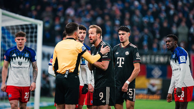 Harry Kane diskutiert mit Schiedsrichter Harm Osmers | Bild: picture alliance / BEAUTIFUL SPORTS | Tonhäuser Harry Kane diskutiert mit Schiedsrichter Harm Osmers