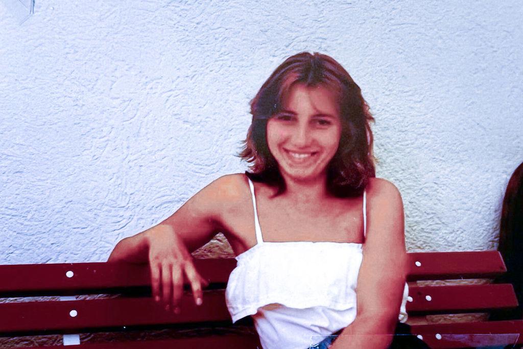 HANDOUT - 05.07.2024, Bayern, Aschaffenburg: Das undatierte Handout der Kriminalpolizei Aschaffenburg für den Cold Case «Maria Köhler» zeigt das Opfer Maria Köhler auf einer Bank.  (zu dpa: «41 Jahre nach der Tat: Ex-Freund gesteht Tötung von Maria») Foto: -/Kriminalpolizei Aschaffenburg/dpa +++ dpa-Bildfunk +++