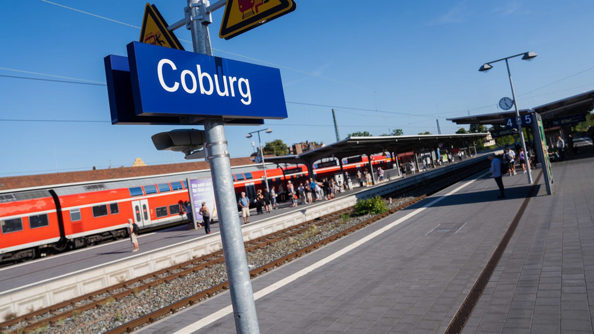 Auf dem Bahnsteig im Bahnhof steht ein Schild mit der Aufschrift "Coburg". | Bild: dpa-Bildfunk/Nicolas Armer Auf dem Bahnsteig im Bahnhof steht ein Schild mit der Aufschrift "Coburg".