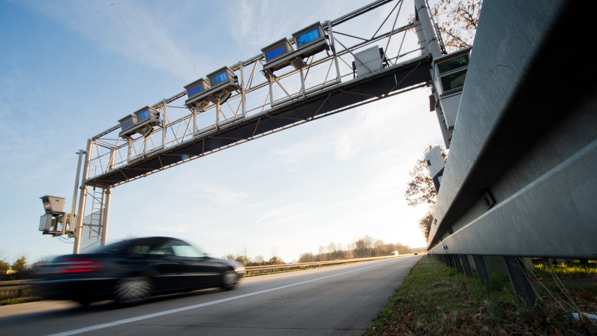 Autobahn mit Mautbrücke