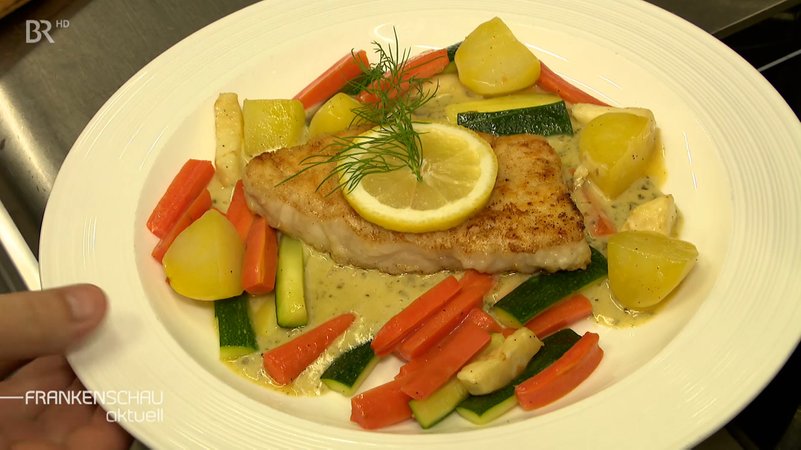 Zuvor erlegter Waller wird in einem Gasthaus serviert. | Bild: BR Zuvor erlegter Waller wird in einem Gasthaus serviert.