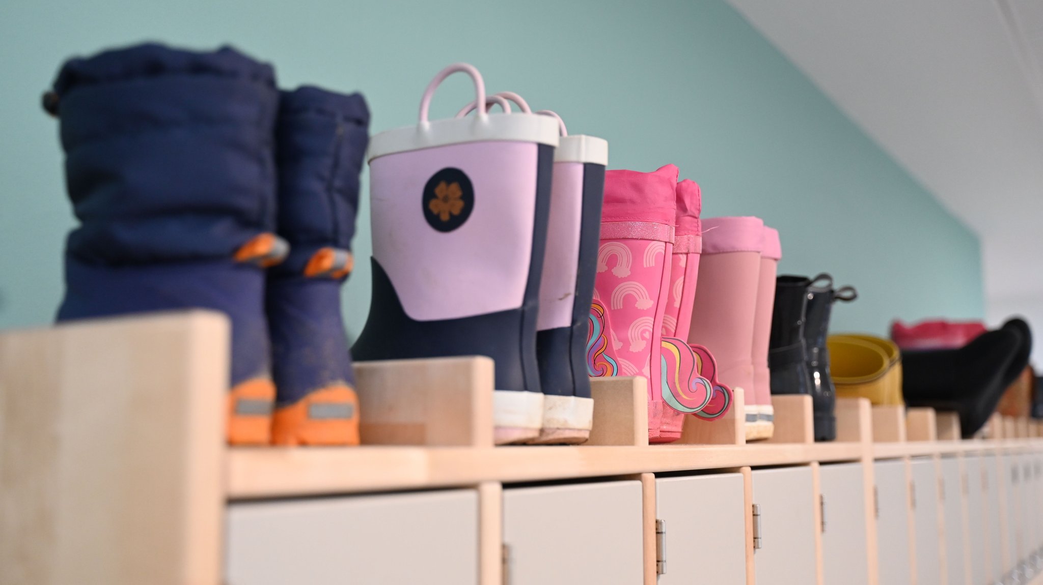 (Symbolbild) Kinderschuhe stehen an der Garderobe einer Kindertagesstätte. | Bild: dpa-Bildfunk/Maximilian von Klenze (Symbolbild) Kinderschuhe stehen an der Garderobe einer Kindertagesstätte.
