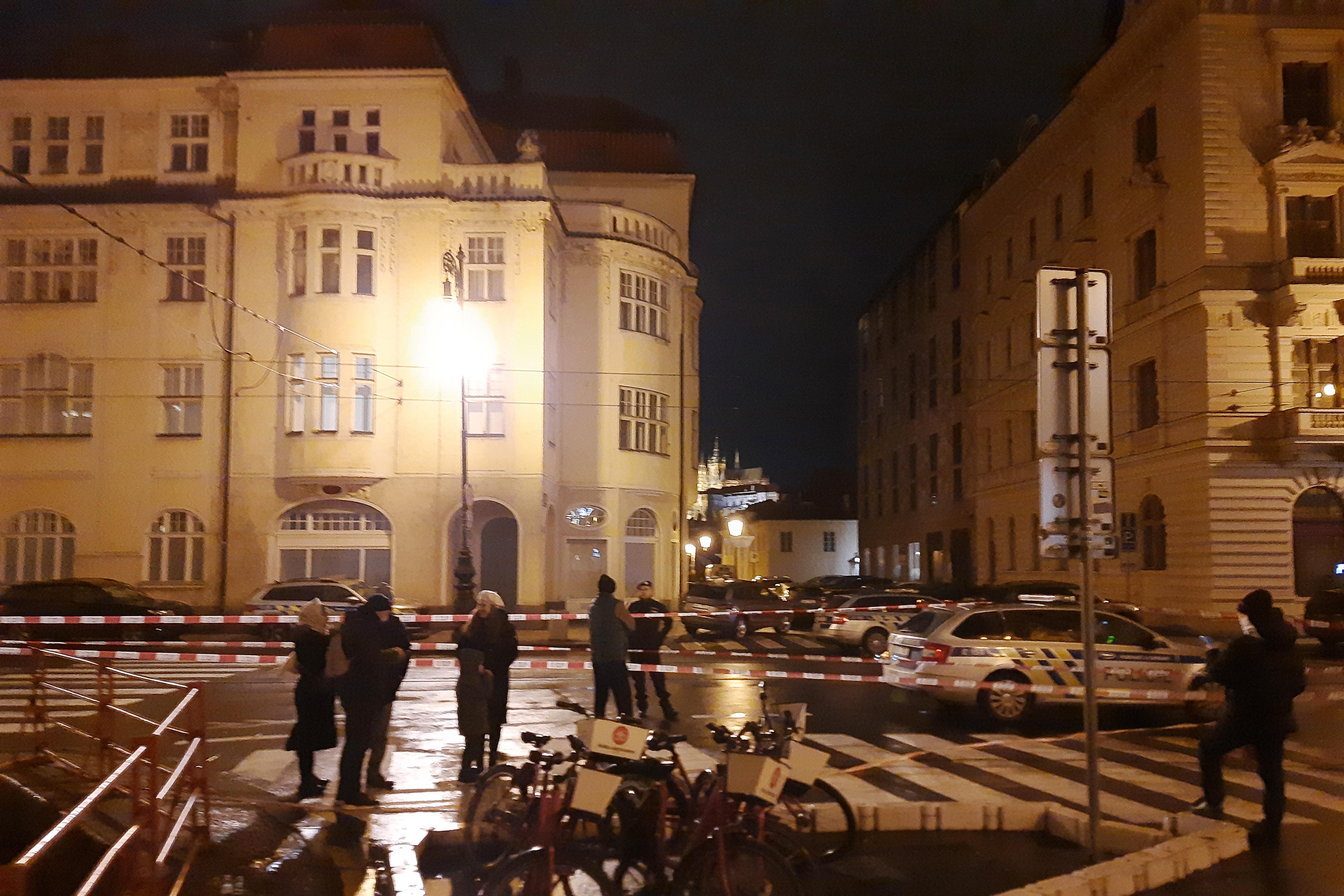 Absperrband und Polizeifahrzeuge vor Gebäude der Karls-Universität Prag 
