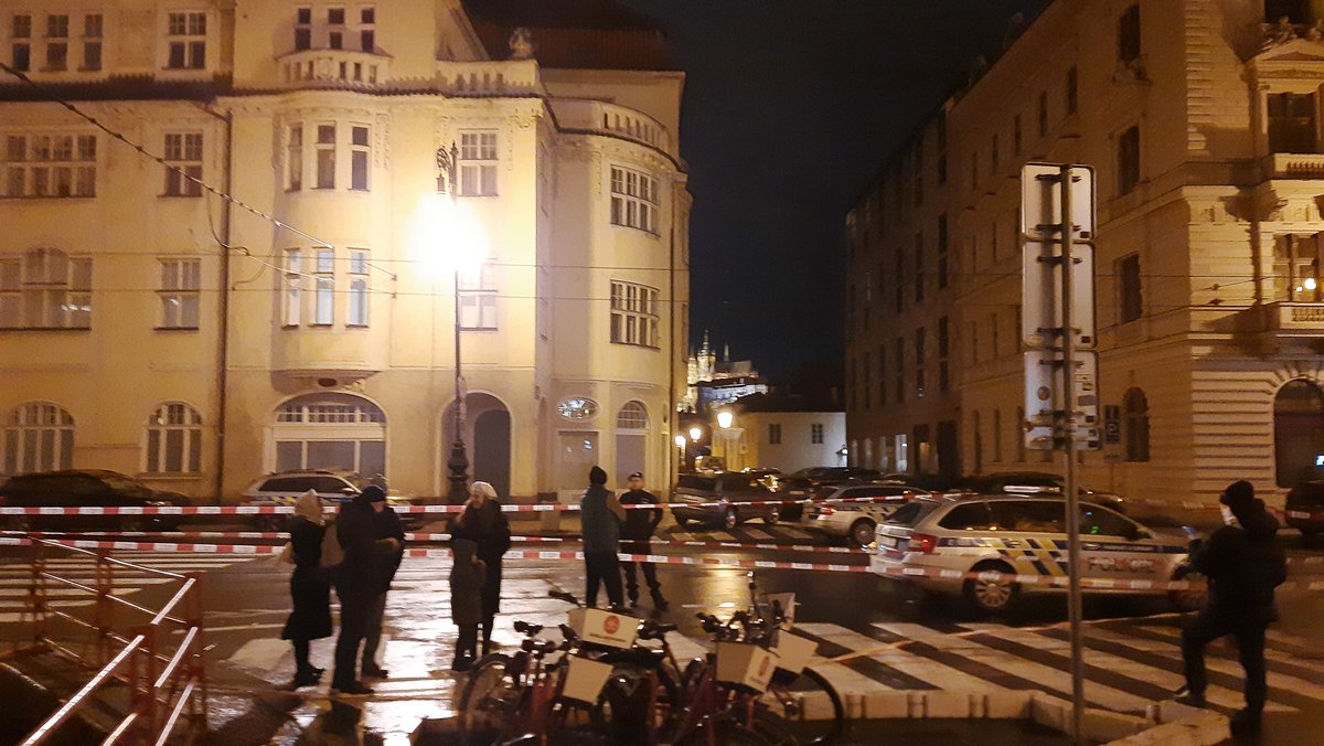 Absperrband und Polizeifahrzeuge vor Gebäude der Karls-Universität Prag 