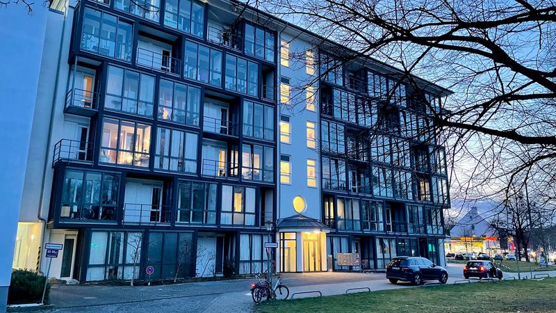 In diesem ehemaligen Bürogebäude in der Münchner Elisabethstraße sind rund 70 Wohnungen entstanden. | Bild: BR/Ulrich Trebbin In diesem ehemaligen Bürogebäude in der Münchner Elisabethstraße sind rund 70 Wohnungen entstanden.