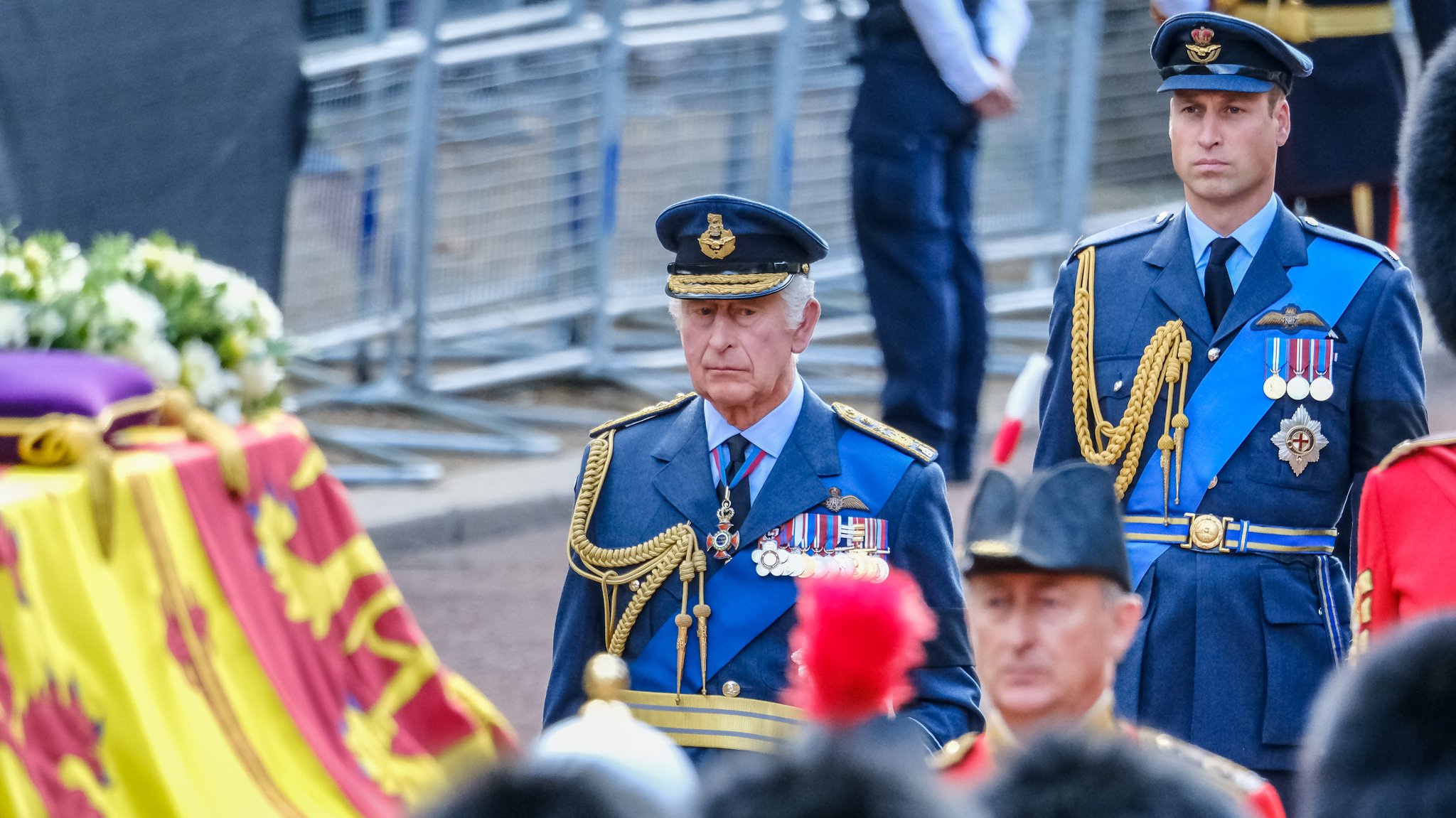 Letztes Geleit: Im Trauerzug hinter dem Sarg von Queen Elizabeth II. King Charles III. mit Sohn William, Prince of Wales. | Bild: picture alliance / Photoshot | - Letztes Geleit: Im Trauerzug hinter dem Sarg von Queen Elizabeth II. King Charles III. mit Sohn William, Prince of Wales.