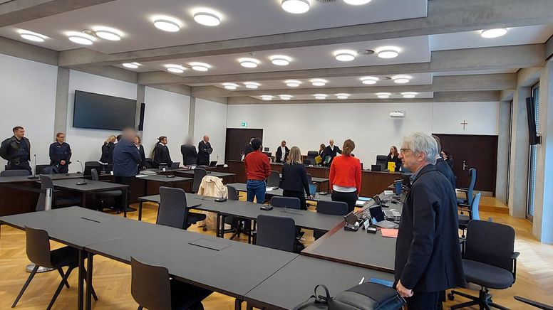 Verfahrensbeteiligte im Gerichtssaal des Landgerichts Nürnberg-Fürth | Bild:BR24 / Florian Deglmann