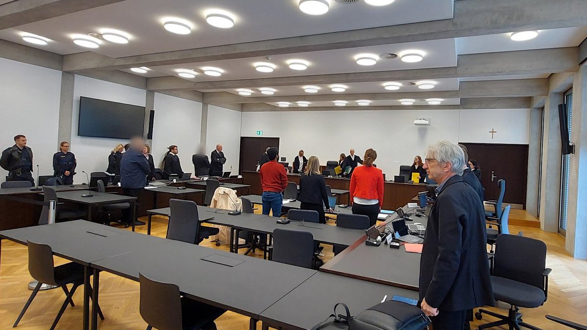 Verfahrensbeteiligte im Gerichtssaal des Landgerichts Nürnberg-Fürth
