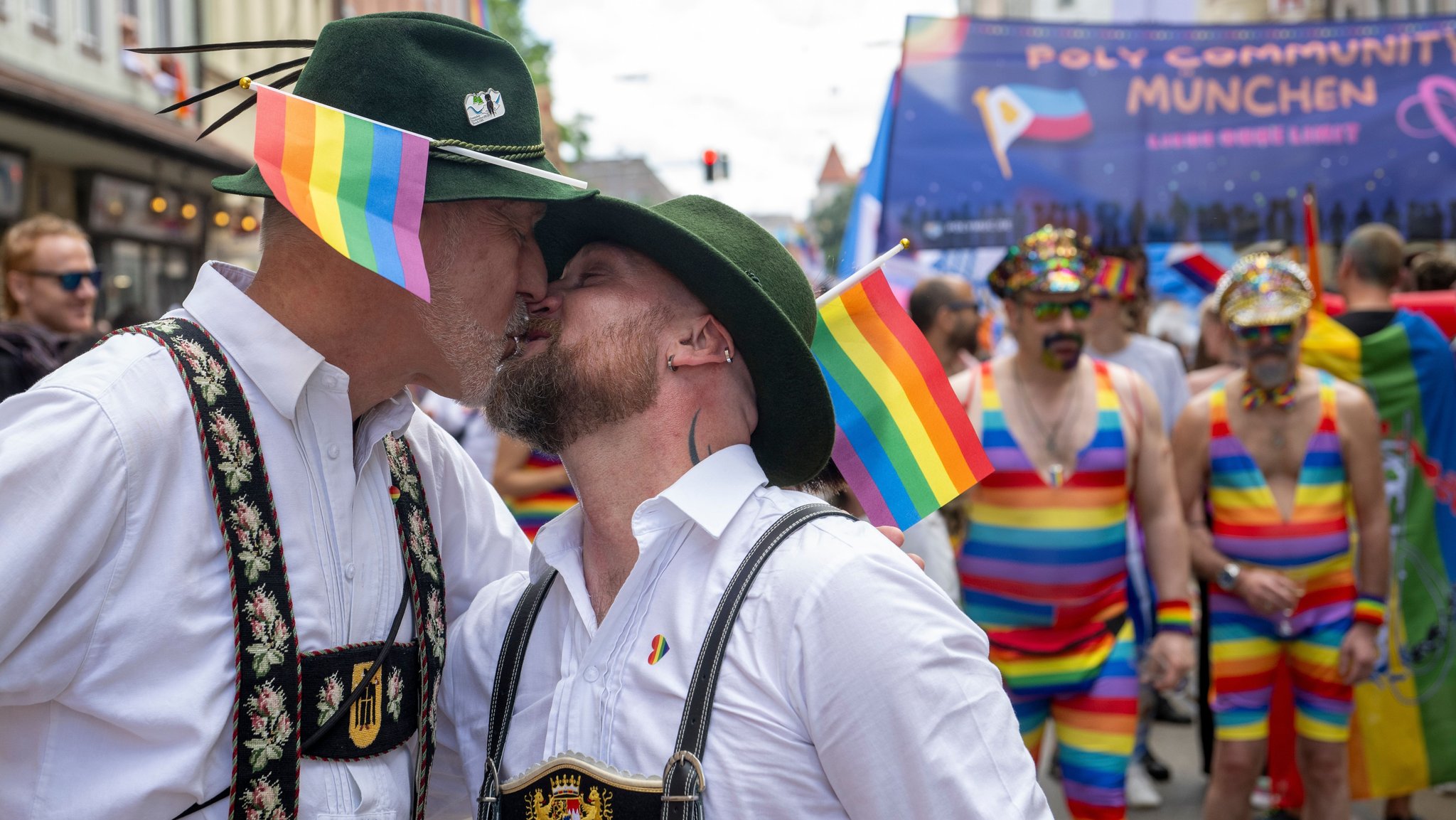 CSD in München: Regenbogen, Glitzer und Lederoutfit