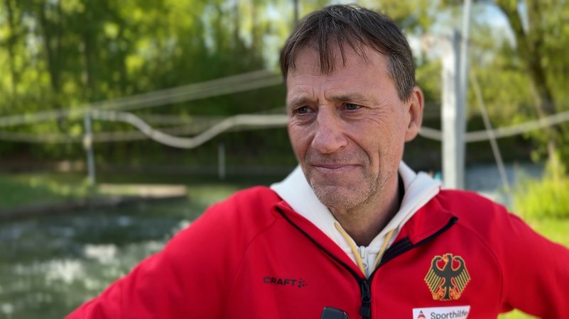 Klaus Pohlen am Augsburger Eiskanal | Bild: BR/René Kirsch Klaus Pohlen am Augsburger Eiskanal
