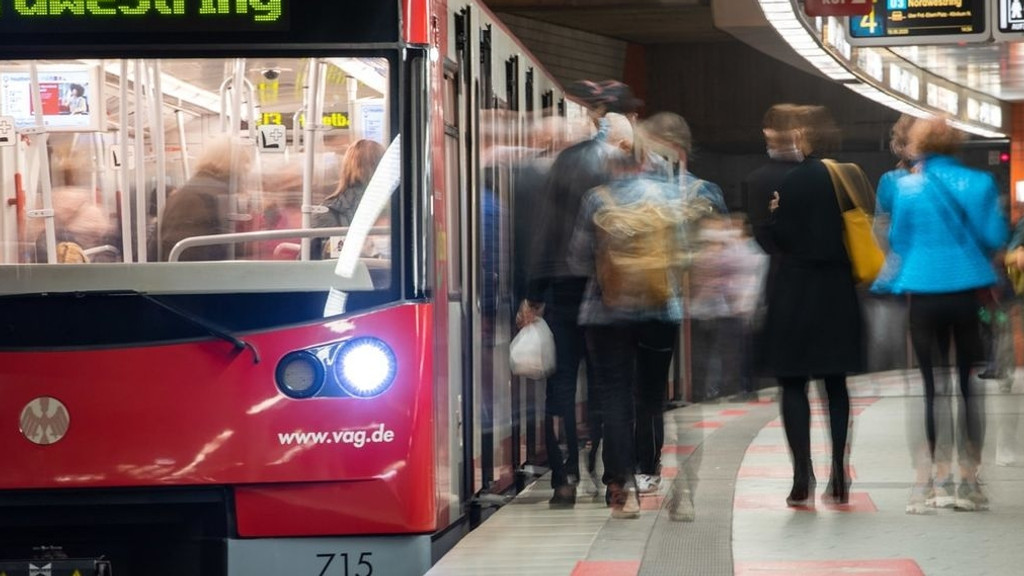 Menschen steigen aus einer U-Bahn in Nürnberg aus.