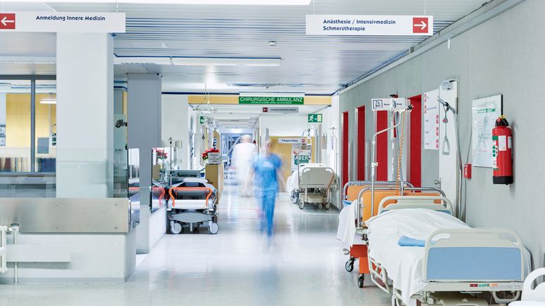 Leere Krankenbetten stehen im Flur eines Krankenhauses | Bild:stock.adobe.com