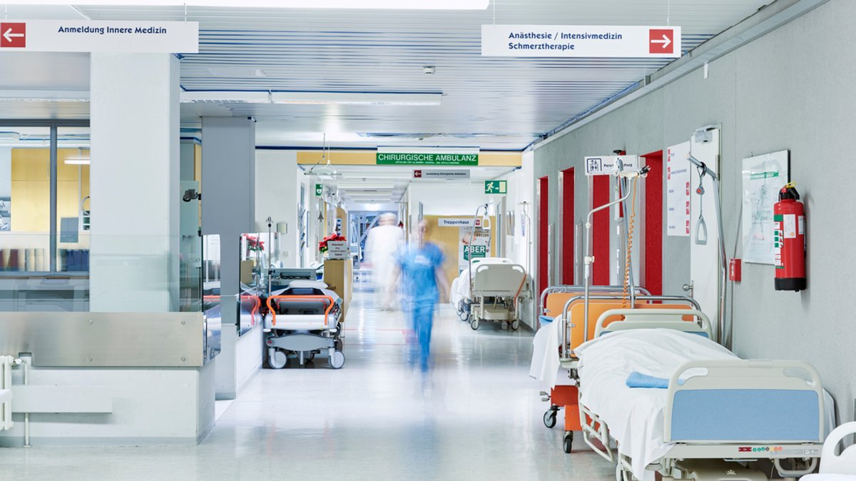 Leere Krankenbetten stehen im Flur eines Krankenhauses