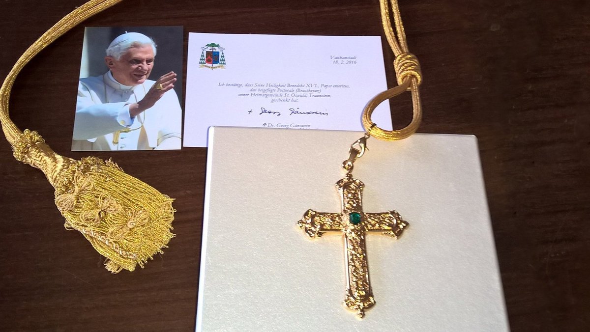 Gestohlenes Brustkreuz des verstorbenen Papstes Benedikt.