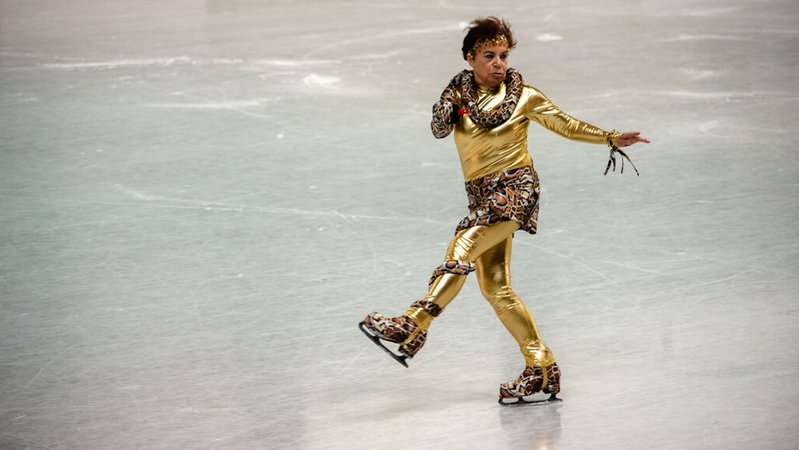 Eine Eisläuferin mit Leopardenoutfit auf dem Eis | Bild: BR/It Works! Medien GmbH/Alexandra Sell Eine Eisläuferin mit Leopardenoutfit auf dem Eis