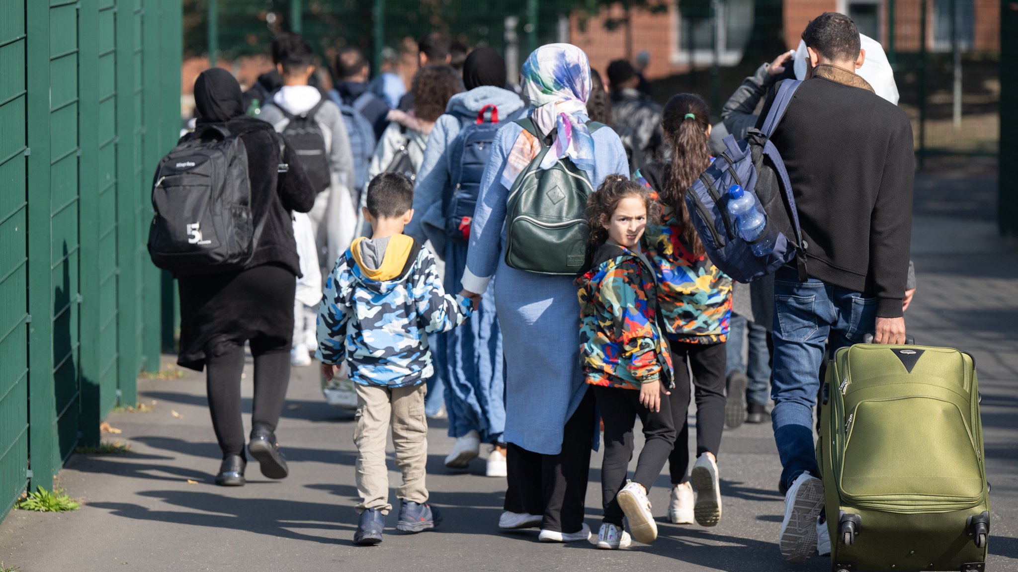 ARCHIV (18.09.2024): Flüchtlinge kommen in der hessischen Erstaufnahmeeinrichtung in Gießen an. Von hier aus werden die Menschen auf die Kommunen innerhalb des Bundeslandes verteilt. | Bild: picture alliance/dpa | Boris Roessler ARCHIV (18.09.2024): Flüchtlinge kommen in der hessischen Erstaufnahmeeinrichtung in Gießen an. Von hier aus werden die Menschen auf die Kommunen innerhalb des Bundeslandes verteilt.