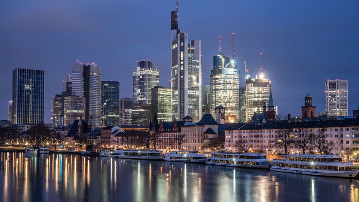 Frankfurt/Main: Die Hochhäuser der Banken-Skyline stehen mit beleuchteten Fenstern am Morgen am Main. Die Bankenaufsicht EBA und die Europäische Zentralbank (EZB) veröffentlichen am Freitag (28.07.2023) die Ergebnisse der diesjährigen Krisentests für Banken (Stresstest). (zu dpa «Aufseher veröffentlichen Ergebnisse von Bankenstresstest») Foto: Frank Rumpenhorst/dpa +++ dpa-Bildfunk +++