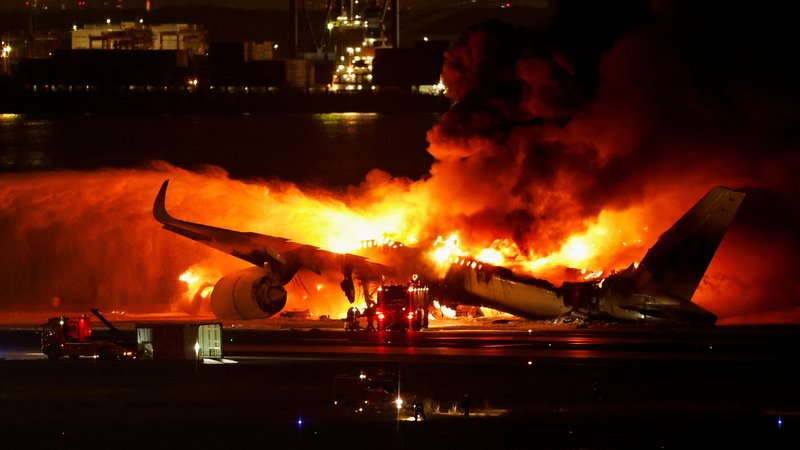 Auf Tokios Flughafen Haneda ist ein Passagierflugzeug mit einer Maschine der Küstenwache zusammengestoßen.