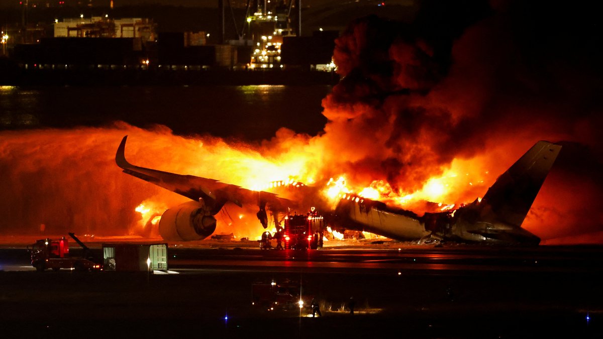 Auf Tokios Flughafen Haneda ist ein Passagierflugzeug mit einer Maschine der Küstenwache zusammengestoßen.