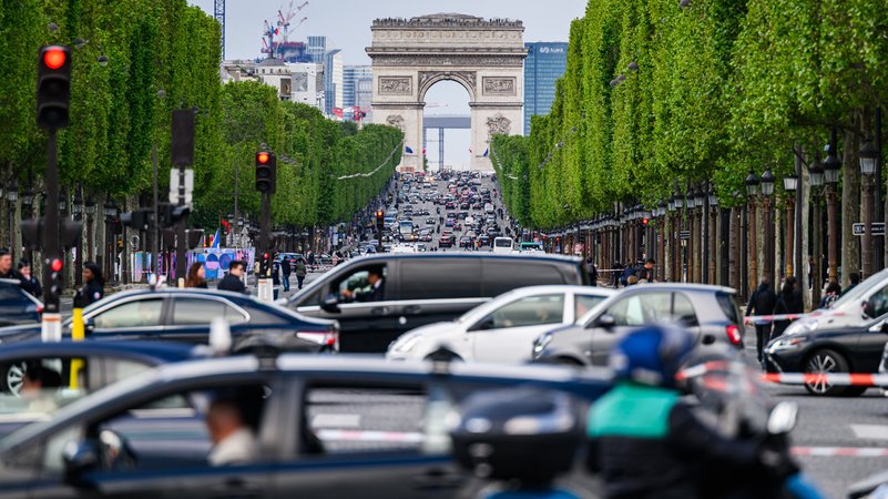 Viele Autos stehen im Mai 2024 vor dem Arc de Triomphe in Paris (Symbolbild). | Bild: pa/dpa/Robert Michael Viele Autos stehen im Mai 2024 vor dem Arc de Triomphe in Paris (Symbolbild).