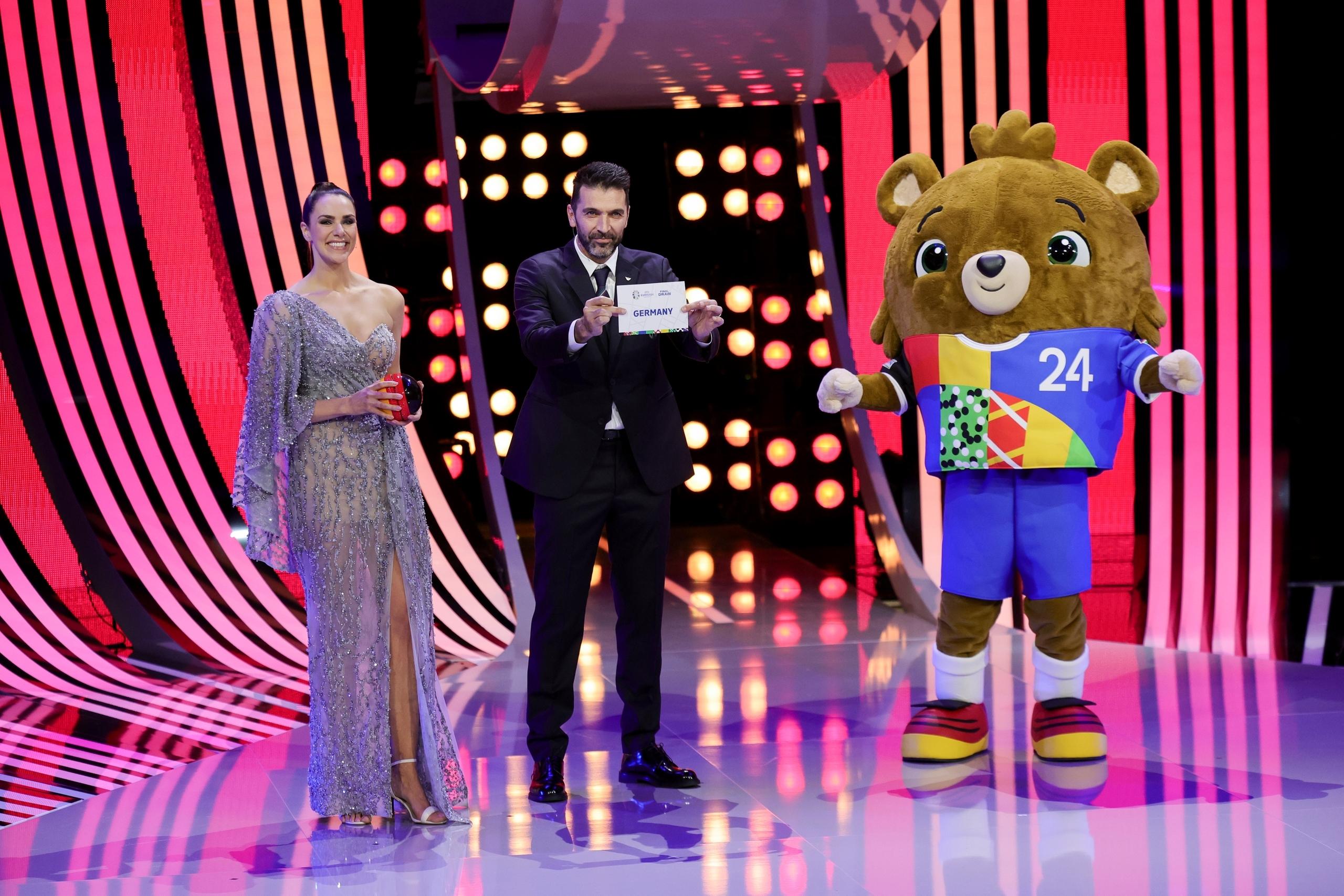 Moderatorin Esther Sedlaczek und Gianluigi Buffon beid er EM-Auslosung in Hamburg