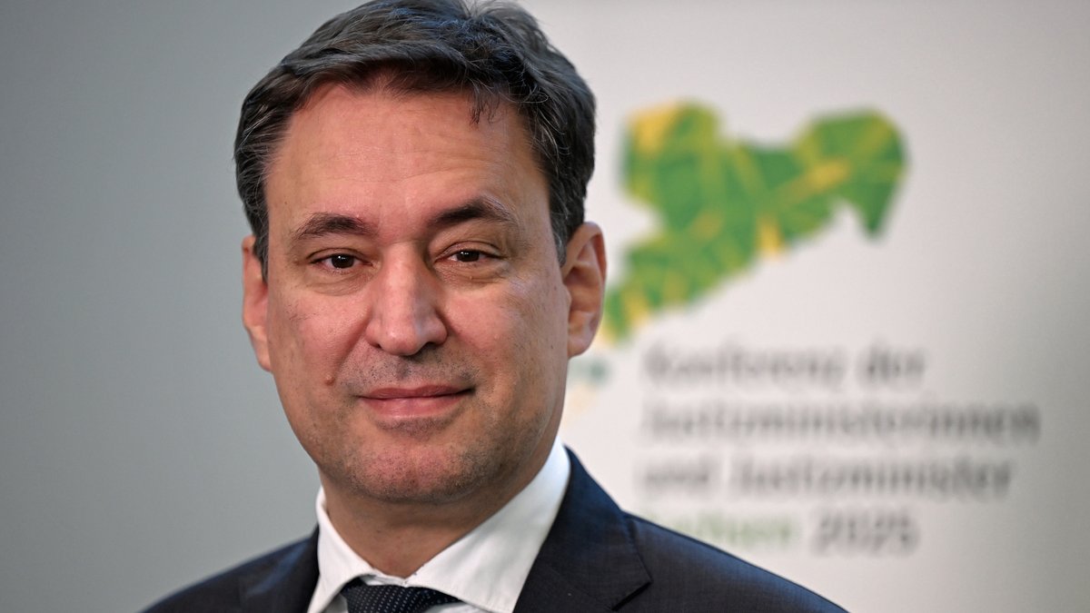 Bayerns Justizminister Georg Eisenreich, CSU in der Münchner Runde zum Thema Schockanrufe, Fake-News, sexuelle Gewalt – Was muss jetzt passieren?