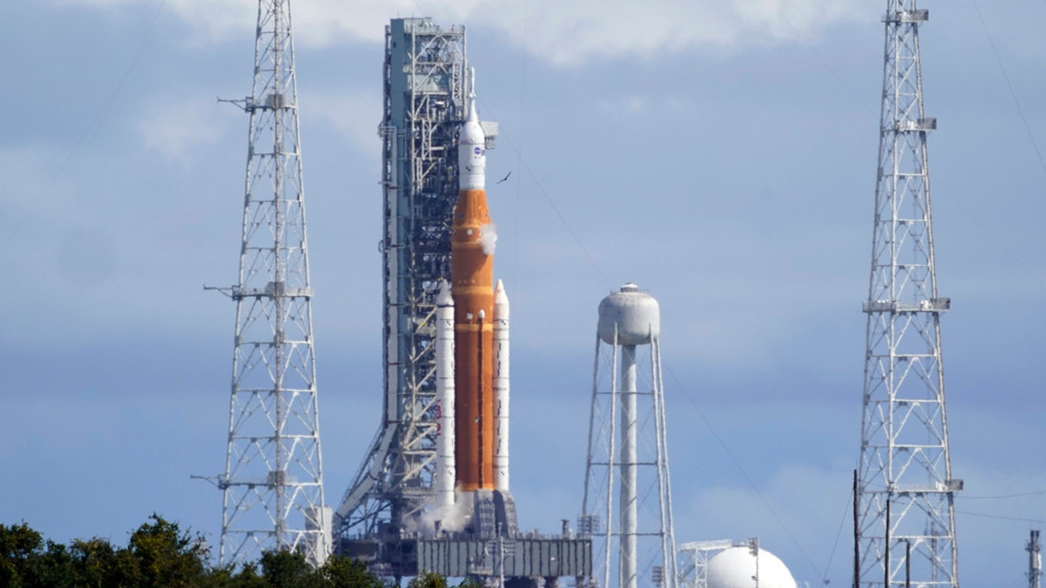 USA, Cape Canaveral: Die Nasa-Mondrakete für die unbemannte Mondmission "Artemis" steht auf Pad 39B im Kennedy Space Center.