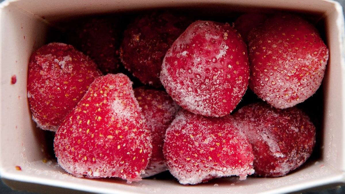 Tiefgefrorene erdbeeren im Karton