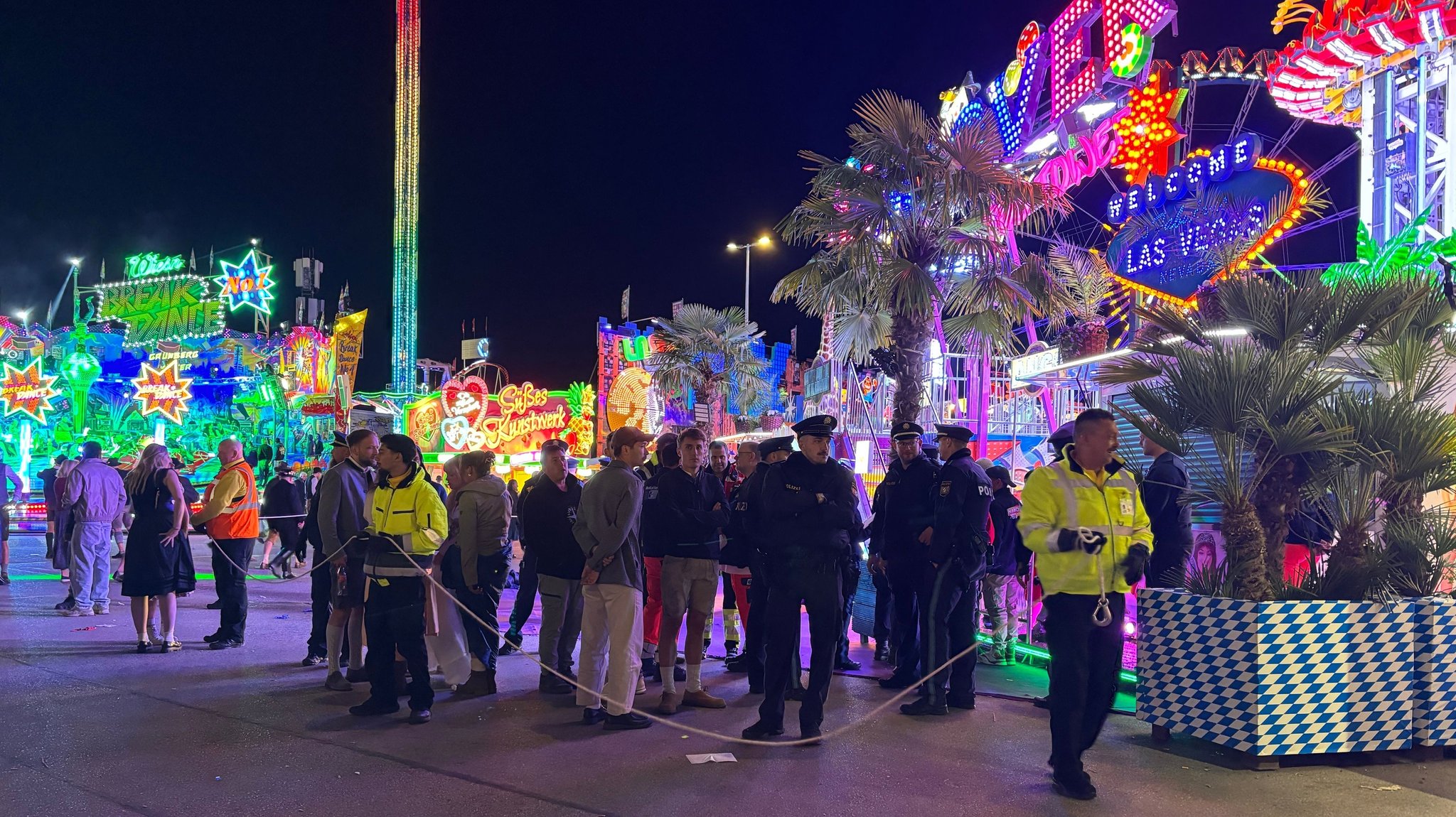 Eindrücke vom Unfallort: Ein Wiesn-Mitarbeiter wurde an einem Fahrgeschäft schwer verletzt und verstarb. Eindrücke vom Unfallort: Ein Wiesn-Mitarbeiter wurde an einem Fahrgeschäft schwer verletzt und verstarb.