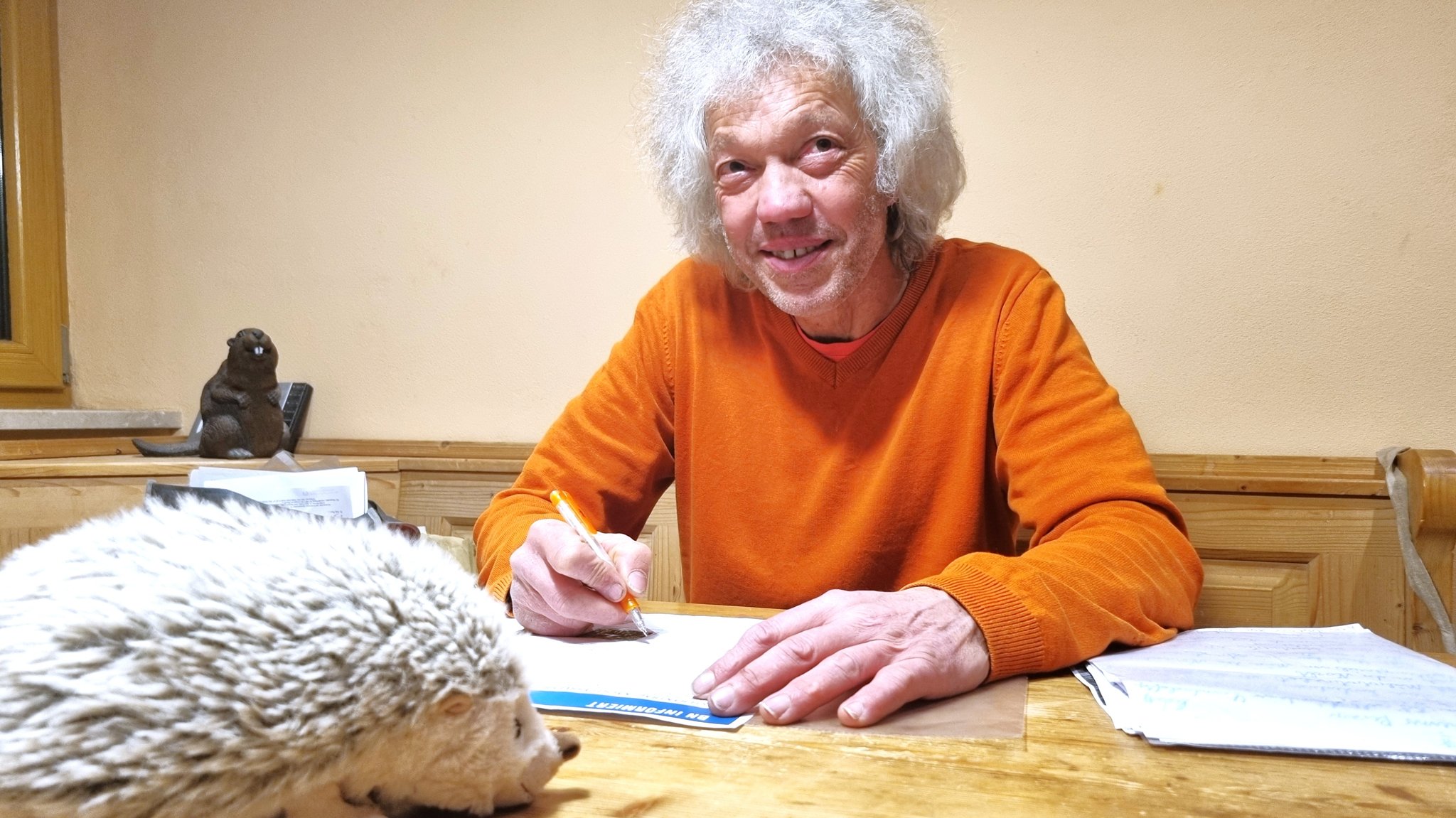 Ein Mann sitzt an einem Tisch, vor ihm ein Stoffigel. | Bild: BR/Marcel Kehrer Ein Mann sitzt an einem Tisch, vor ihm ein Stoffigel.