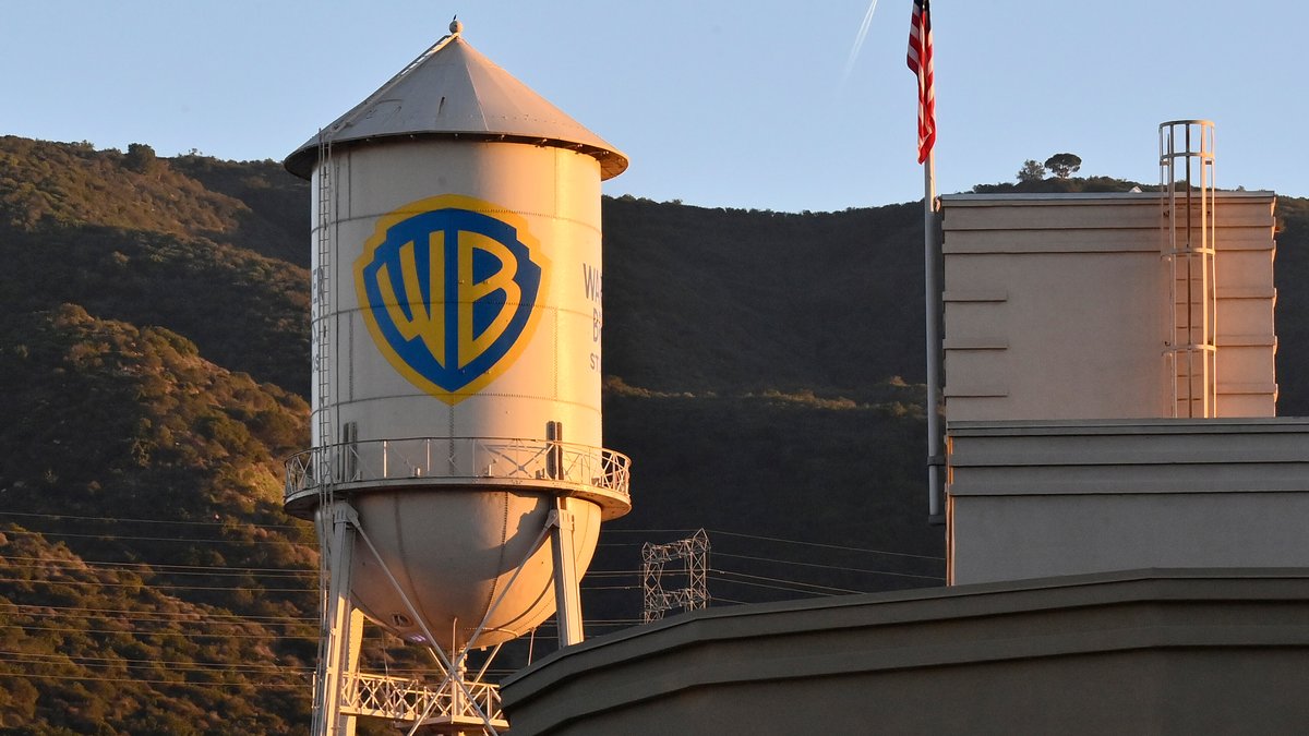 Das ikonische Logo des Fernsehstudios Warner Bros. auf einem Wasserturm über den Studios des Unternehmens.
