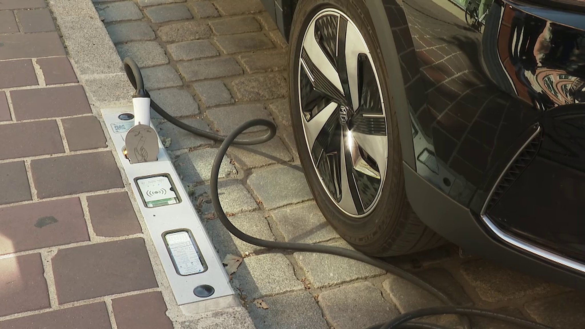 Ladetechnik für E-Autos: Strom aus dem Gehweg