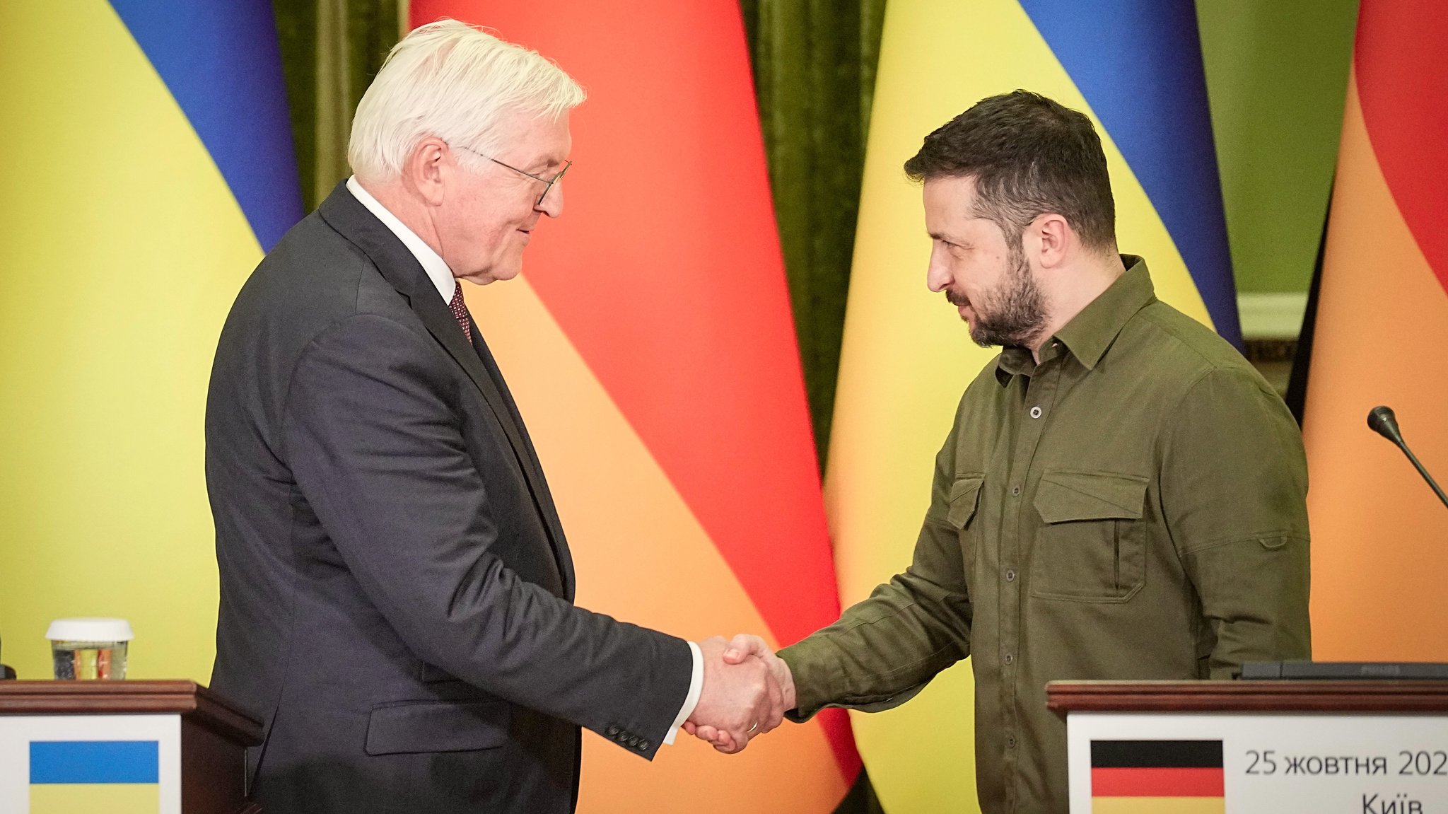 Bundespräsident Steinmeier (l.) verabschiedet sich von Selenskyj, Präsident der Ukraine, im Präsidentenpalast bei einer Pressekonferenz.