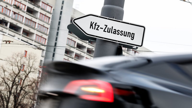 Der Schriftzug KFZ-Zulassung auf einem Schild an der KFZ-Zulassungsstelle in München (Bayern) | Bild: picture alliance / dpa | Matthias Balk Der Schriftzug KFZ-Zulassung auf einem Schild an der KFZ-Zulassungsstelle in München (Bayern)
