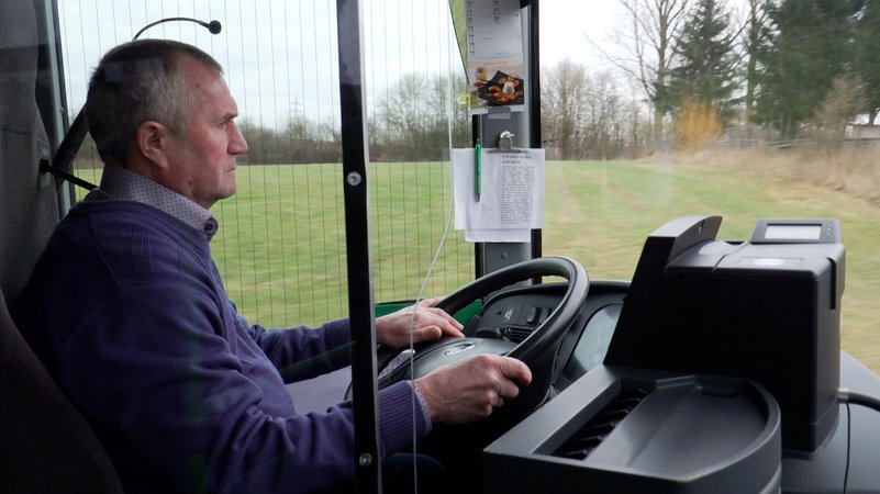 Der 70-jährige Busfahrer Richard Balzer | Bild: BR/Rudolf Heinz Der 70-jährige Busfahrer Richard Balzer