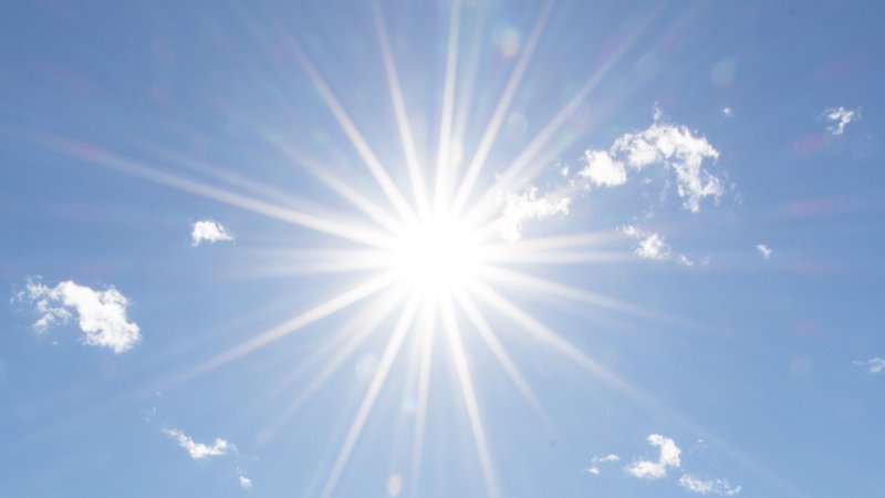 Stahlender Sonnenschein auf leicht bewölktem Himmel. | Bild: BR/Christine Meder Stahlender Sonnenschein auf leicht bewölktem Himmel.
