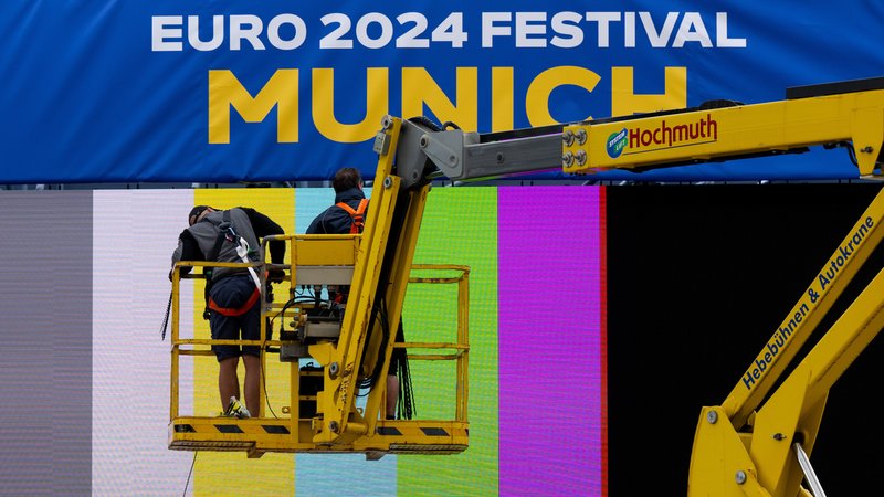 Arbeiter bauen im Olympiapark eine Leinwand für die Fan Zone auf. Am 14.06.2024 findet in der Fußball Arena München das Eröffnungsspiel der Fußball-Europameisterschaft statt. Die Fußball-EM findet vom 14. Juni bis 14. Juli statt.