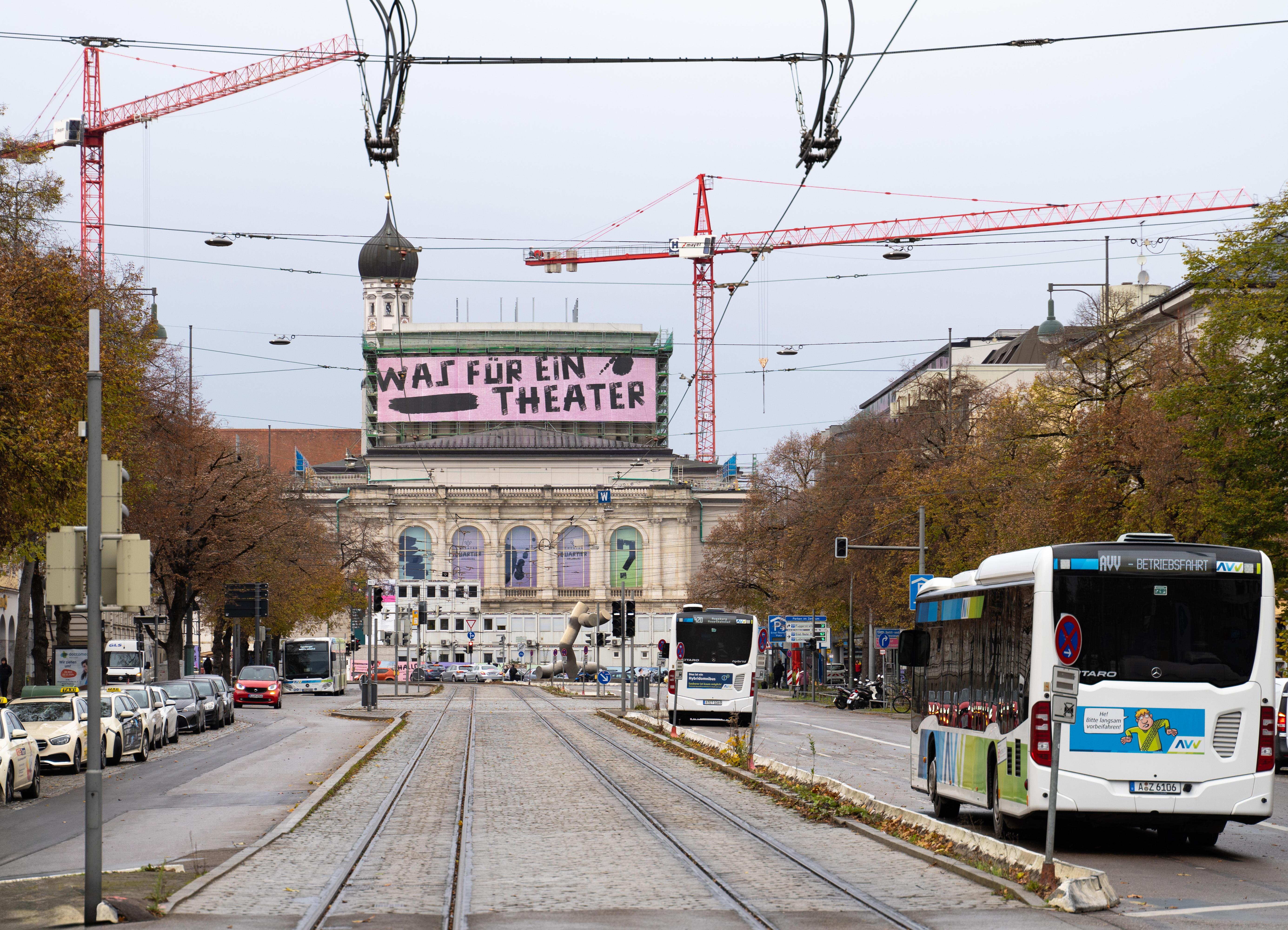 Staatstheater Augsburg während der Umbau- und Bauarbeiten, mit auffälligem Banner.