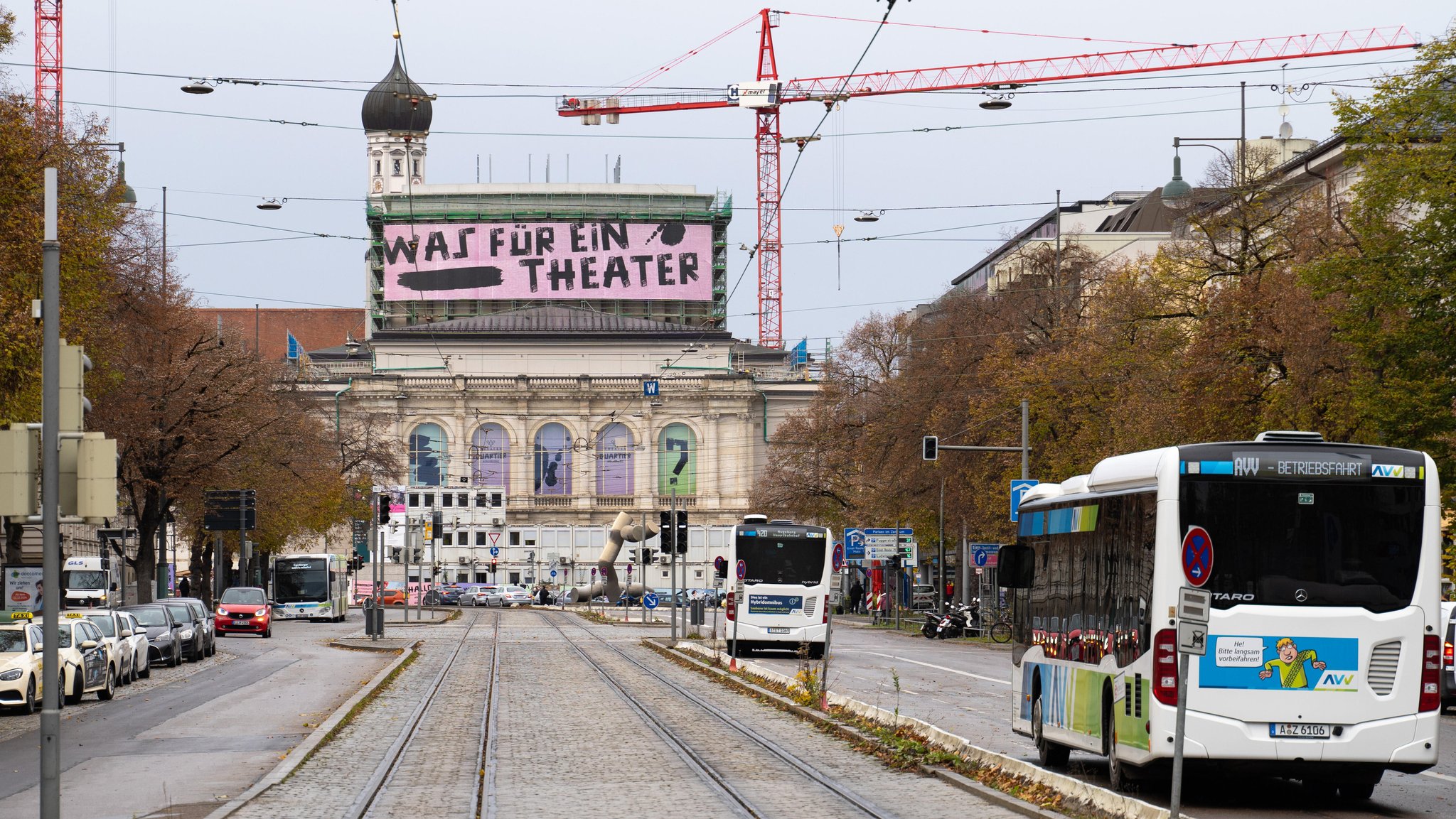 Staatstheater Augsburg während der Umbau- und Bauarbeiten, mit auffälligem Banner.