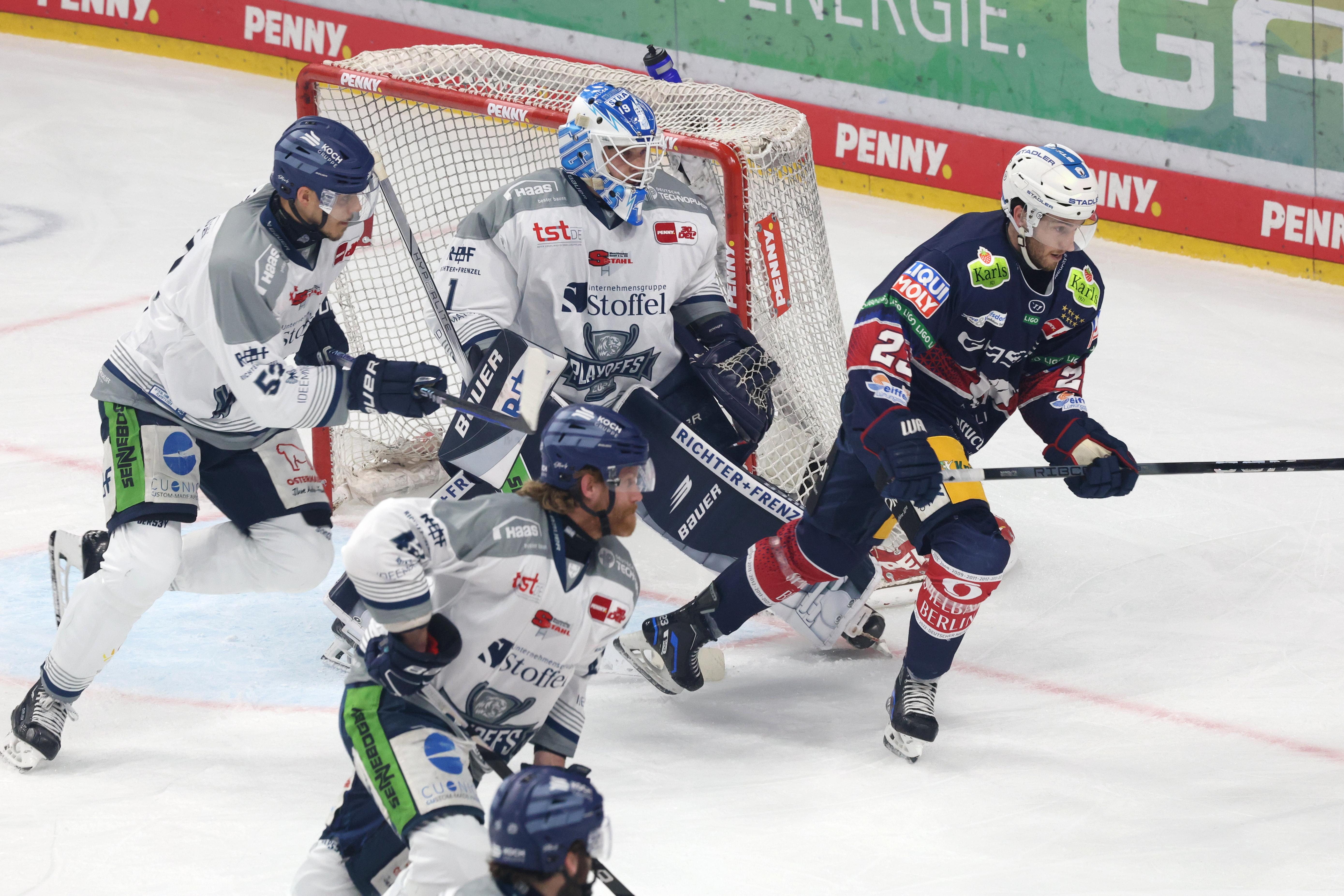 Spielszene Eisbären Berlin - Straubing Tigers