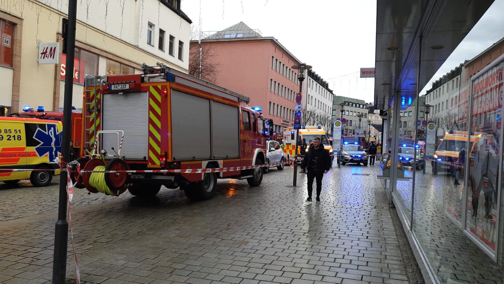 Polizei, Feuerwehr und Rettungsdienste am Unfallort. 