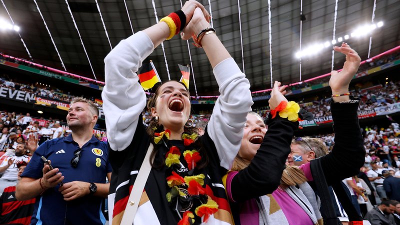 Deutsche Fans beim EM-Eröffnungsspiel in der Allianz Arena | Bild: picture alliance / Laci Perenyi | Laci Perenyi Deutsche Fans beim EM-Eröffnungsspiel in der Allianz Arena
