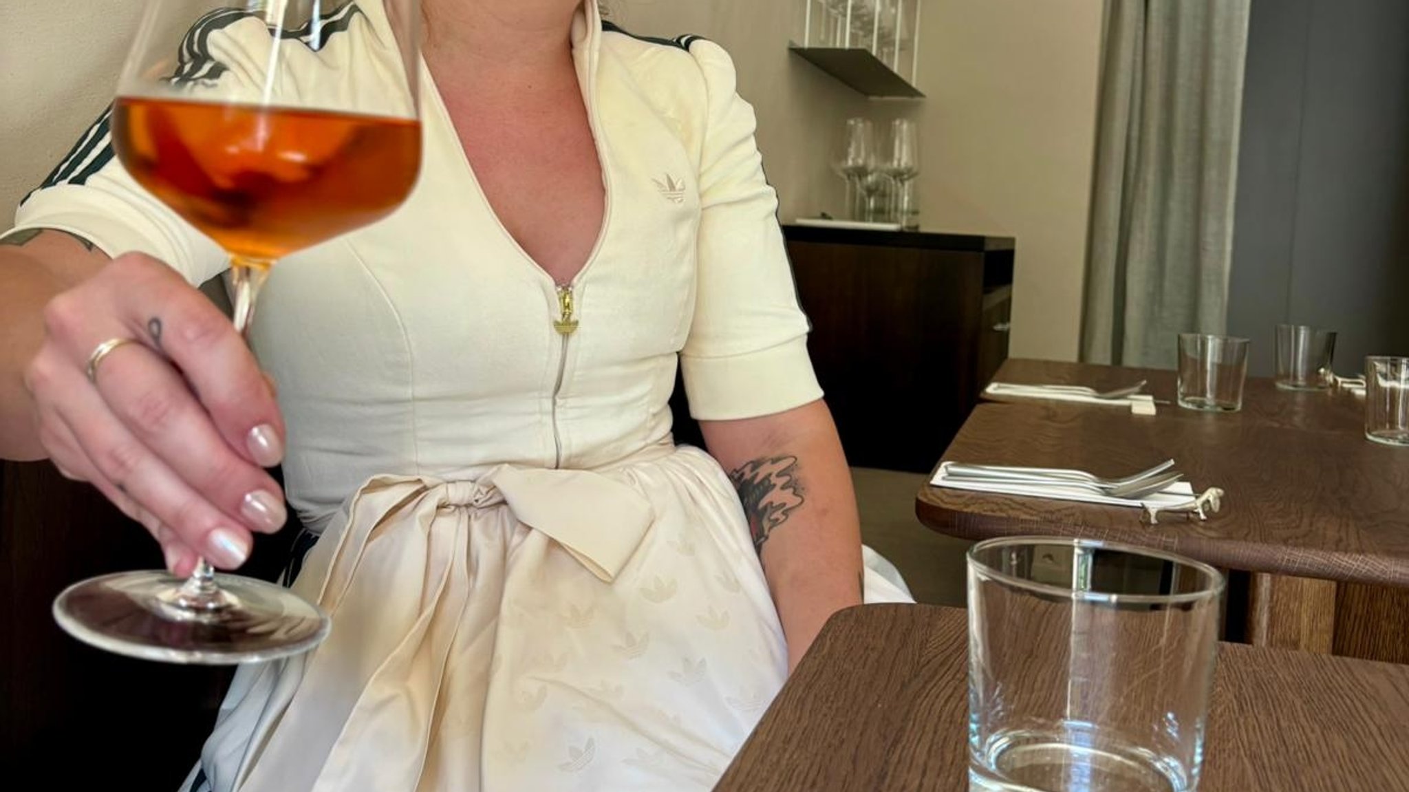 Das Adidas-Dirndl. | Bild: Bildrechte: Claire Henderson. Das Adidas-Dirndl.