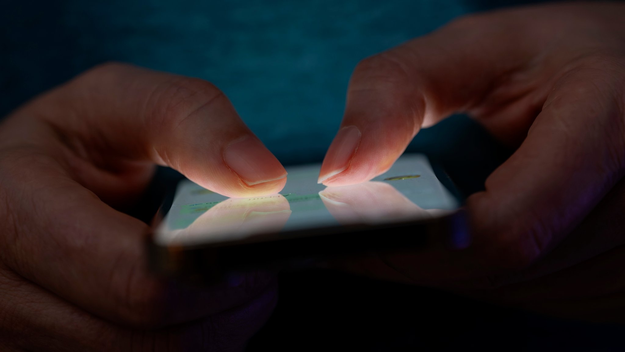 (Symbolbild) Finger auf einem Smartphone | Bild: pa/M.i.S./Bernd Feil (Symbolbild) Finger auf einem Smartphone
