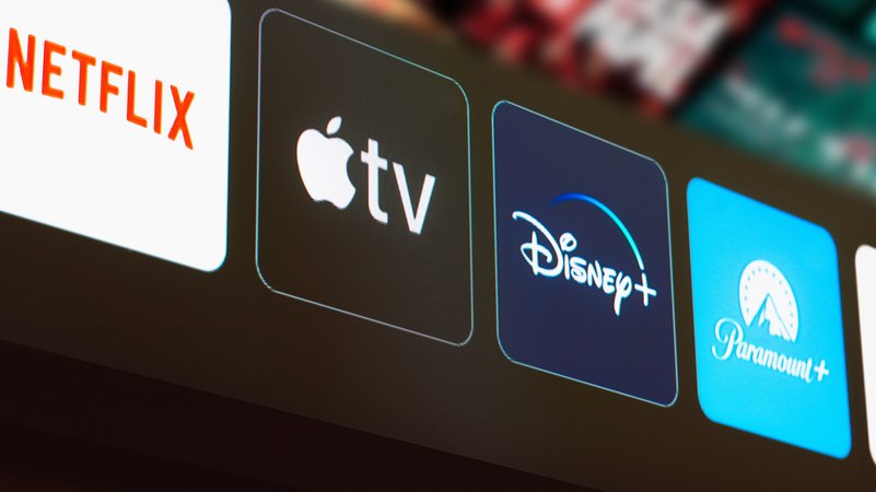 Logos von Netflix, Apple TV, Disney+ und Paramount | Bild: picture alliance / Rafael Henrique Logos von Netflix, Apple TV, Disney+ und Paramount