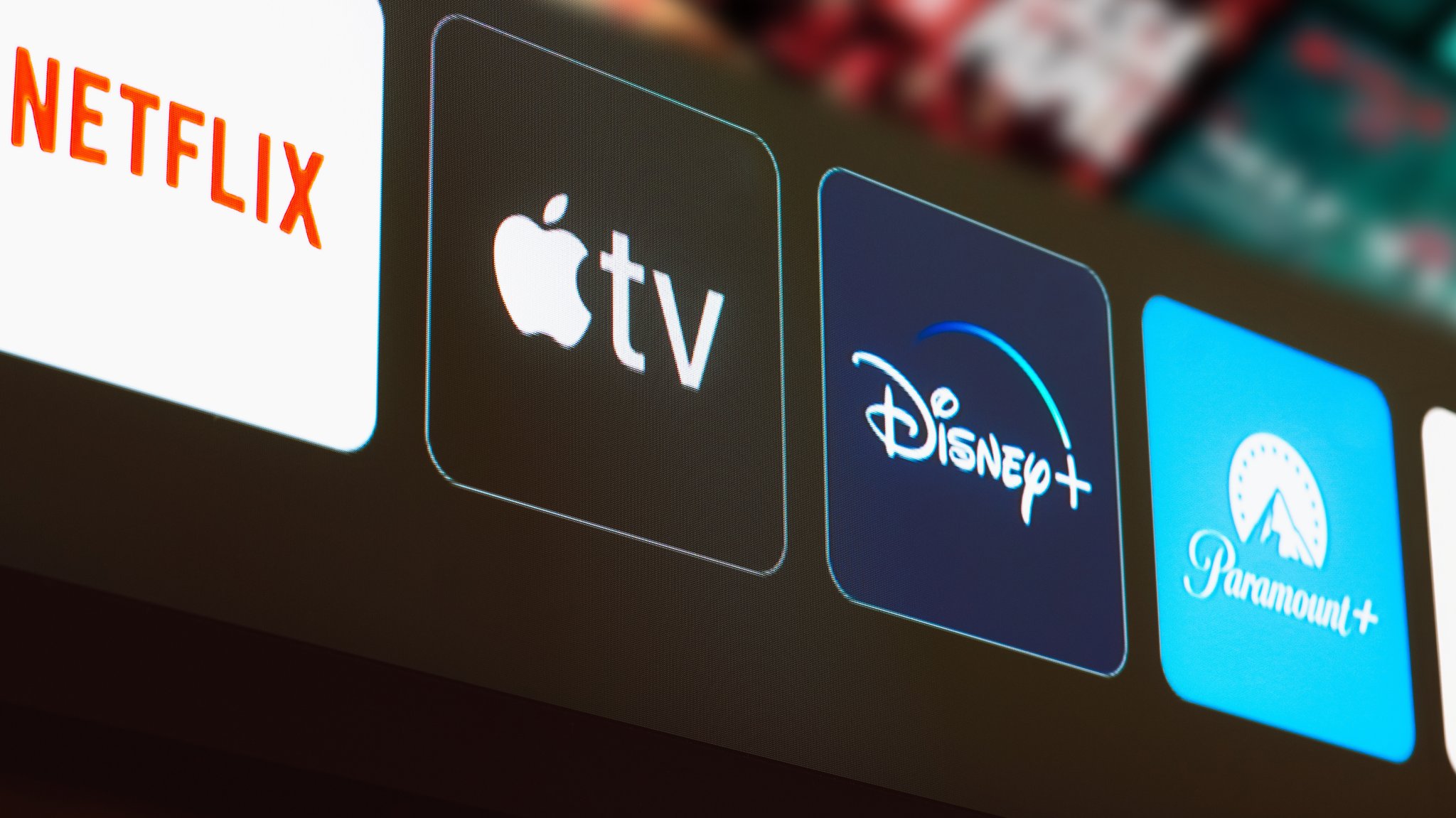 Logos von Netflix, Apple TV, Disney+ und Paramount