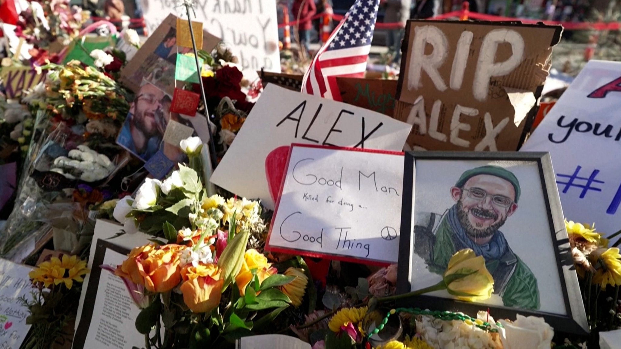 Blick auf Erinnerungsfotos und Blumen für ICE-Opfer Alex Pretti. | Bild: BR Blick auf Erinnerungsfotos und Blumen für ICE-Opfer Alex Pretti.
