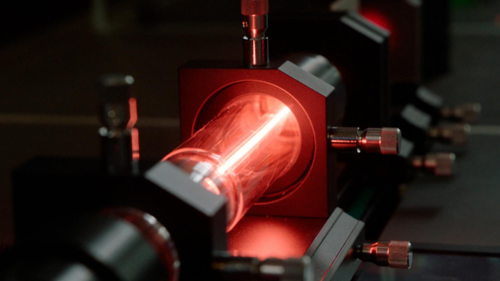 Am Leibniz-Rechenzentrum in Garching bei München war am 22.7.2025 Weltpremiere für einen neuen Computerchip - einen, der besonders sparsam ist.